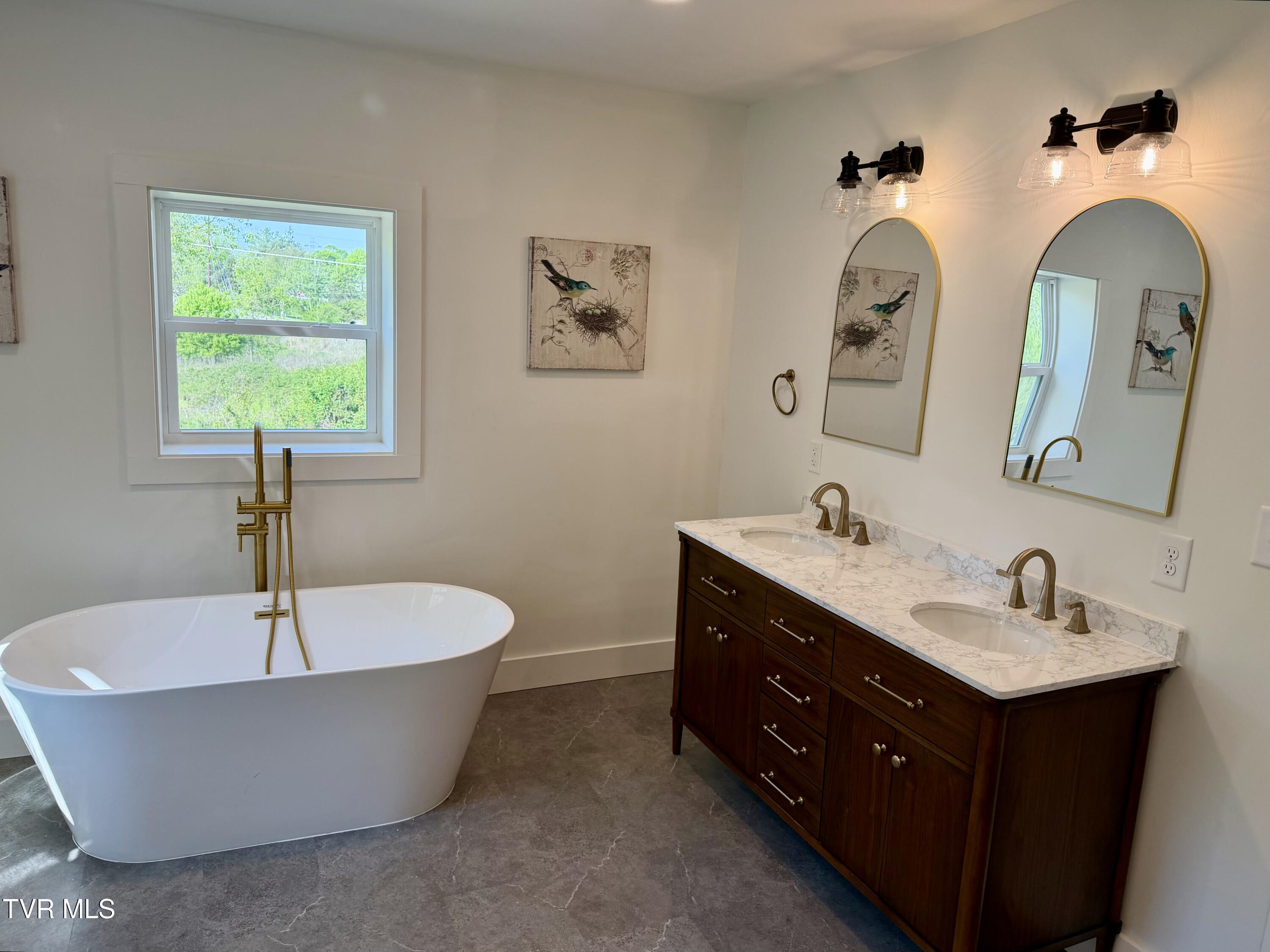 509 Island Road Bristol, VA 24201 - Photo 23 of 28 IMG_1398
