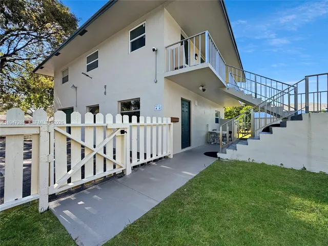 a view of an house with backyard and deck