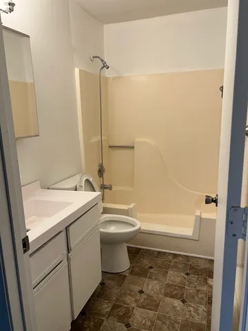 $1,750 | 4304 West Shamrock Lane, Unit 1D, McHenry, IL 60050