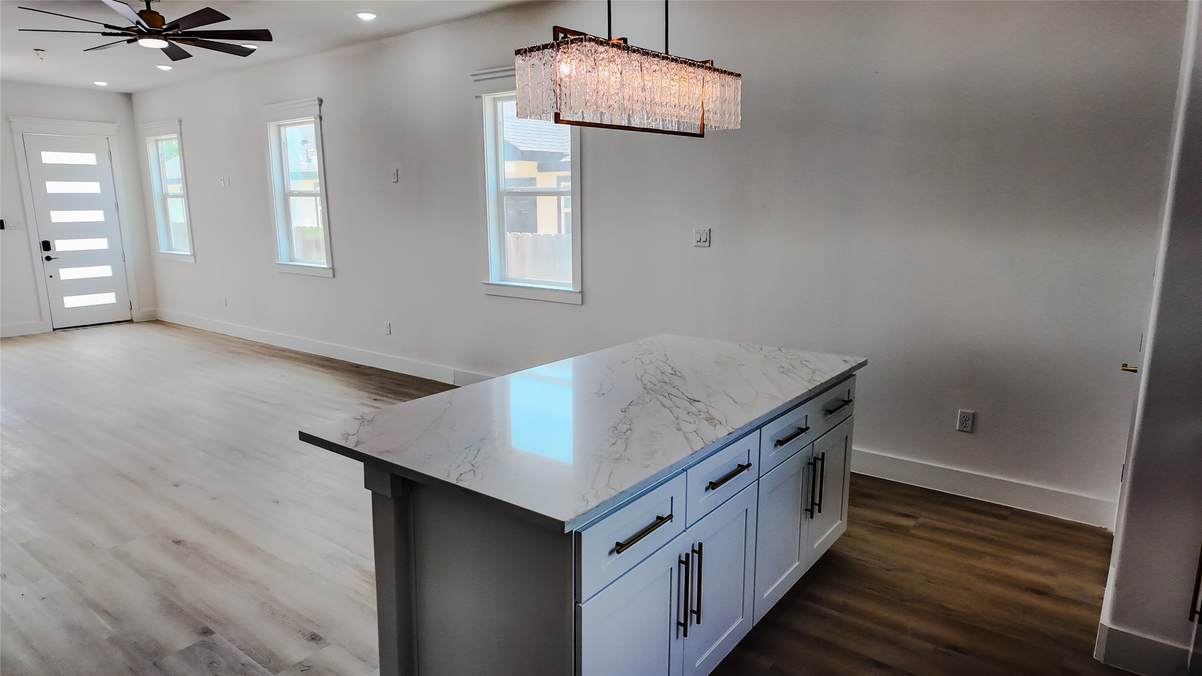 819 North Loop Houston, TX 77022 - Photo 18 of 50 Kitchen/Living