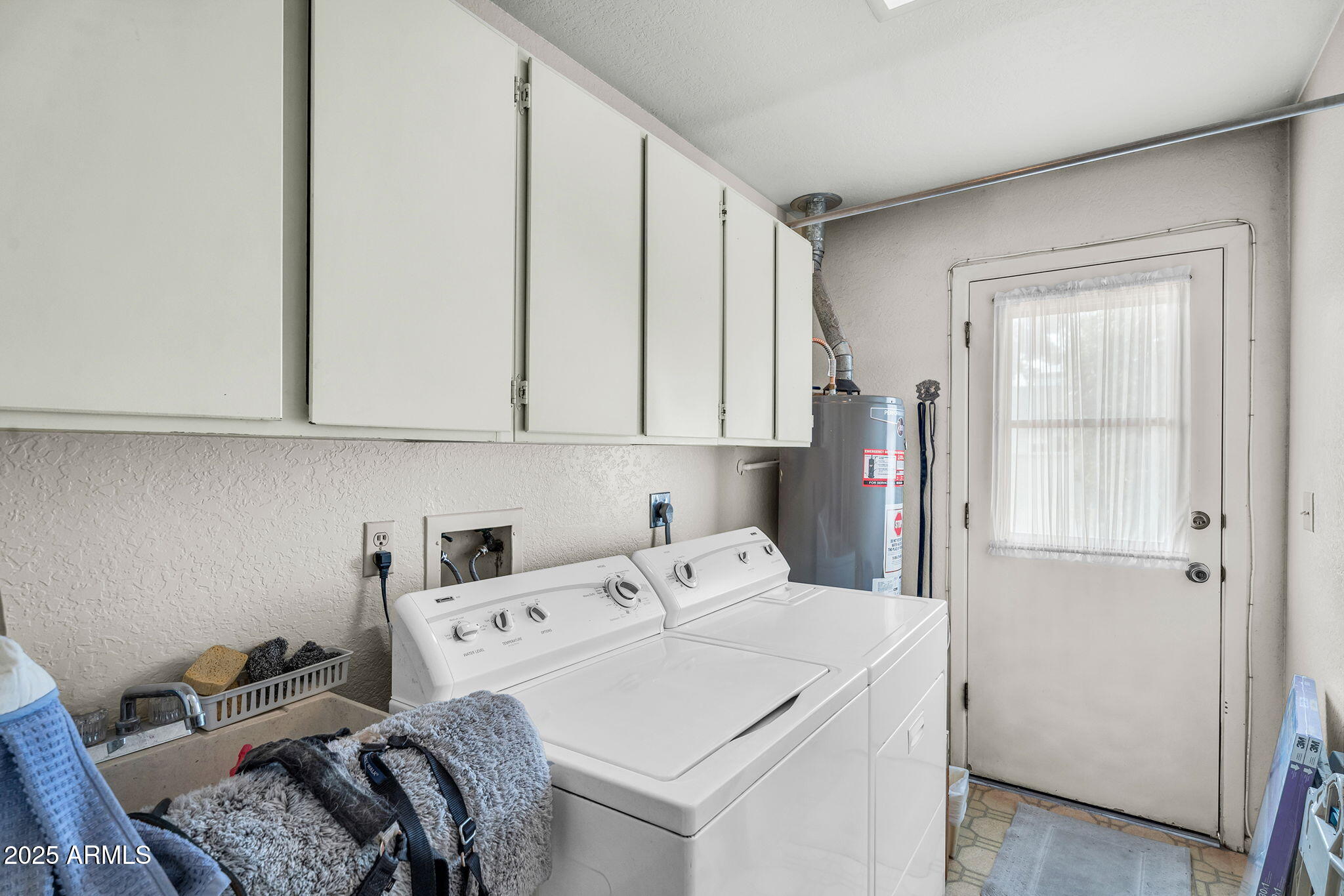 1515 West Palmaire Avenue Phoenix, AZ 85021 - Photo 18 of 23 a room with a washing machine