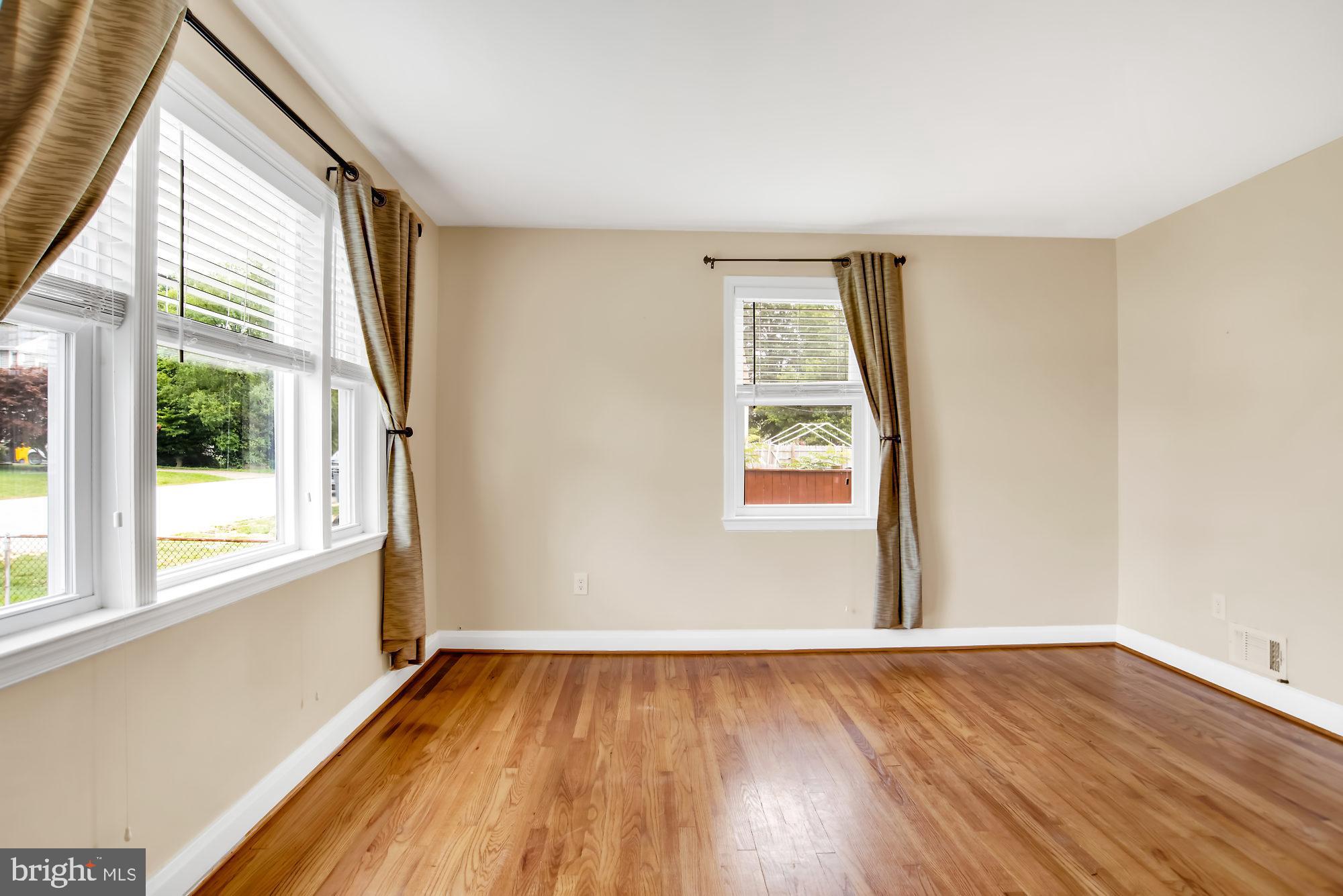8448 Garden Road Pasadena, MD 21122 - Photo 5 of 27 Living room