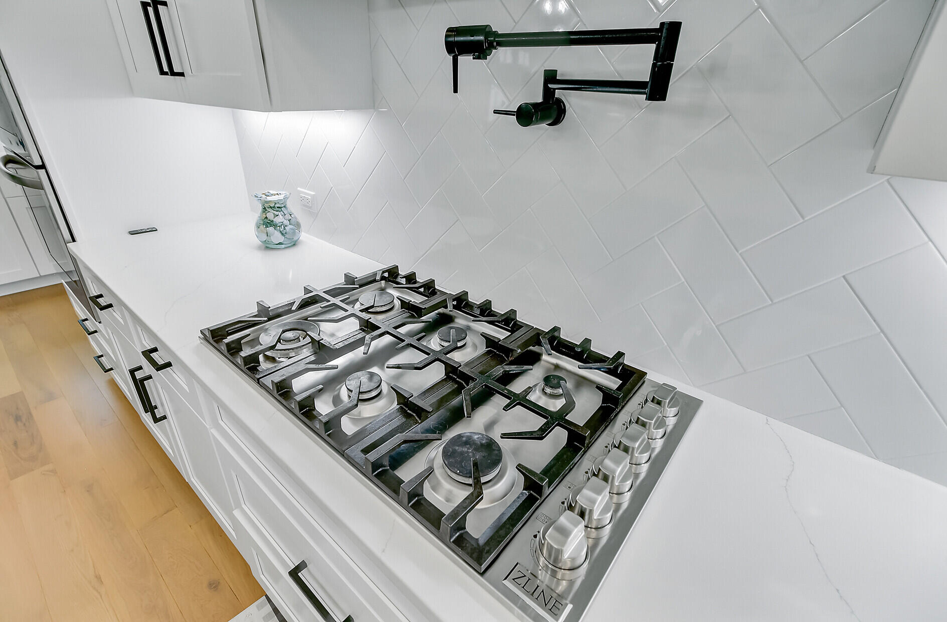 614 Cummings Chapel Road Ridgeville, SC 29472 - Photo 22 of 68 23. 6 burner gas cooktop and pot filler