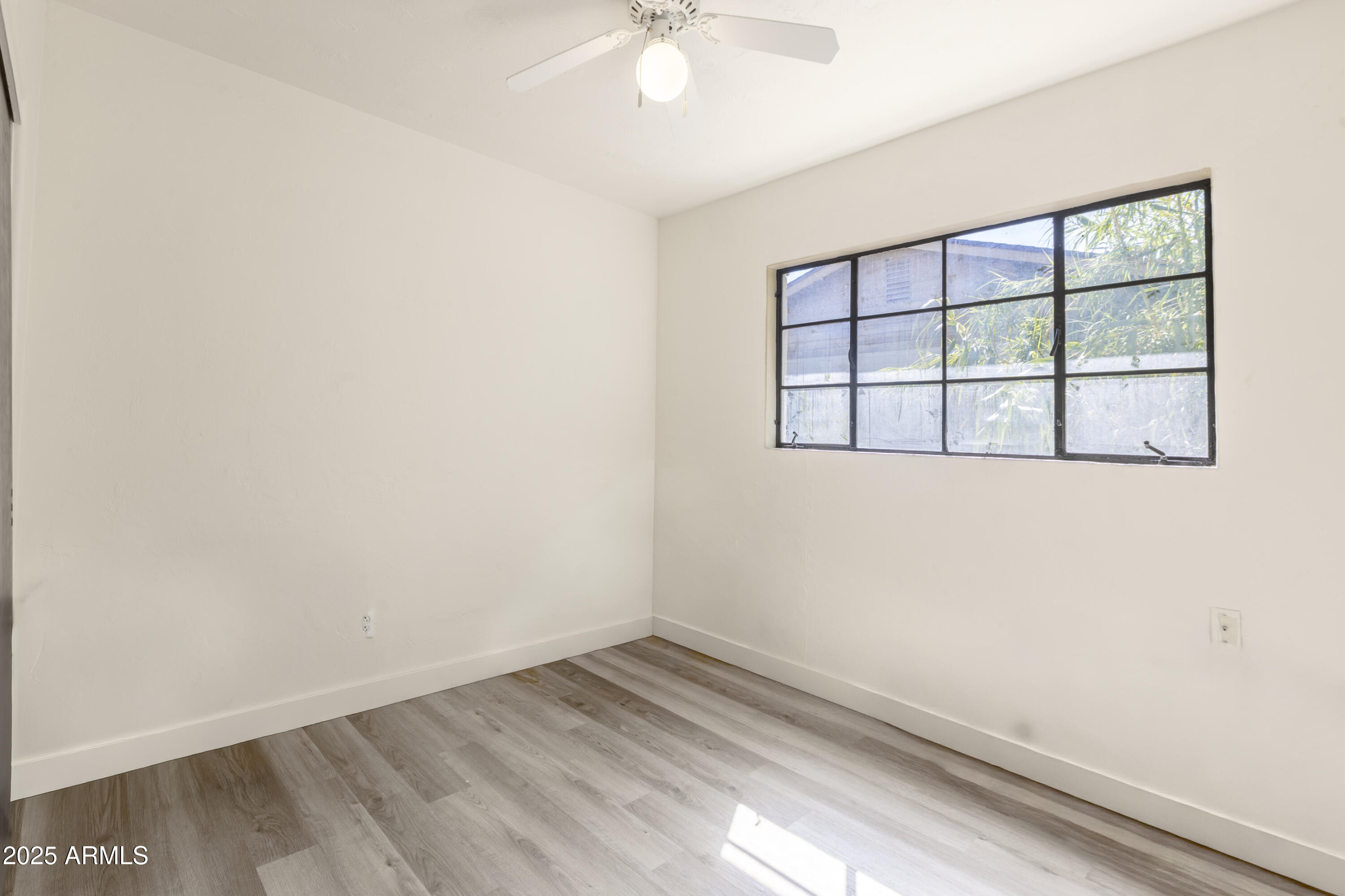 1324 East Hall Street Tempe, AZ 85281 - Photo 7 of 25 an empty room with a window