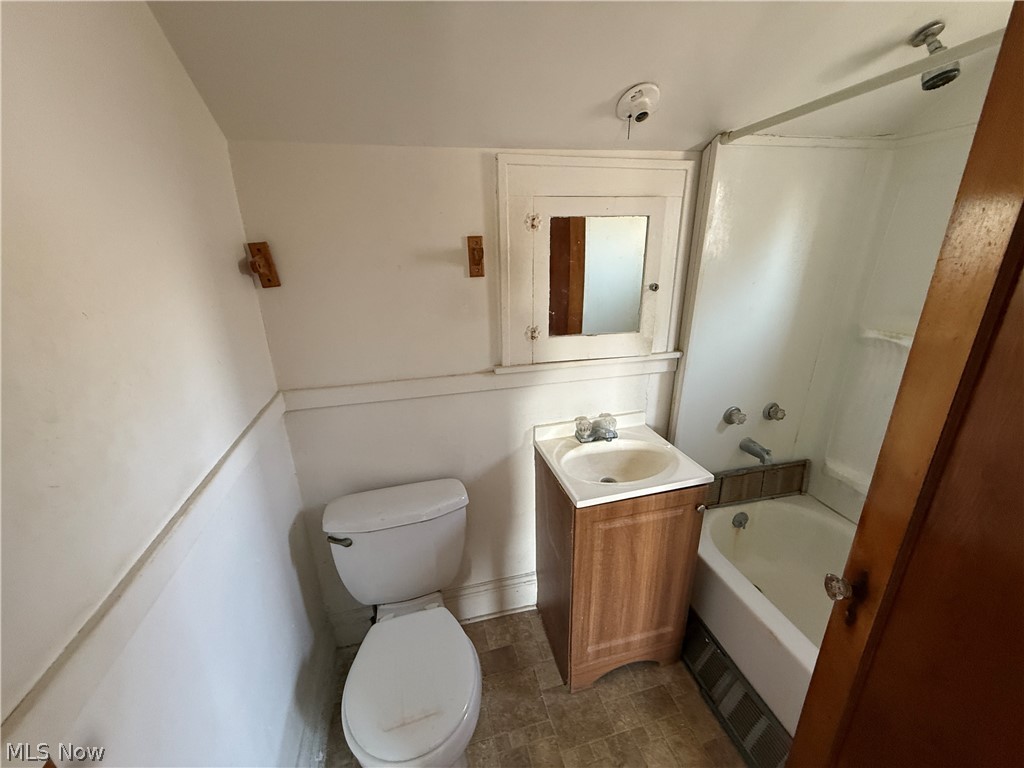 18309 Edgerton Road Cleveland, OH 44119 - Photo 19 of 20 UP Unit Bathroom