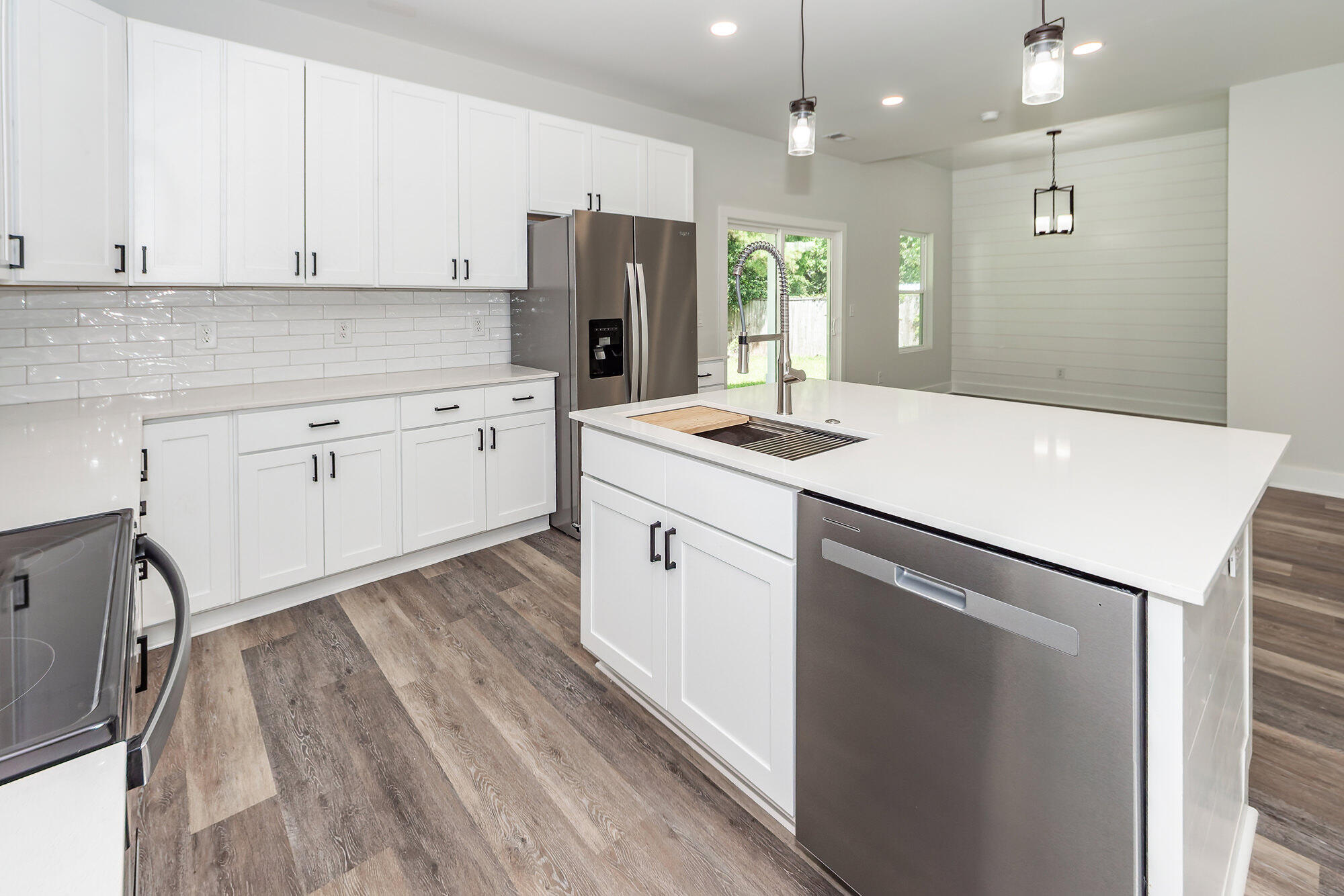 5889 North Rhett Avenue Hanahan, SC 29410 - Photo 16 of 50 11