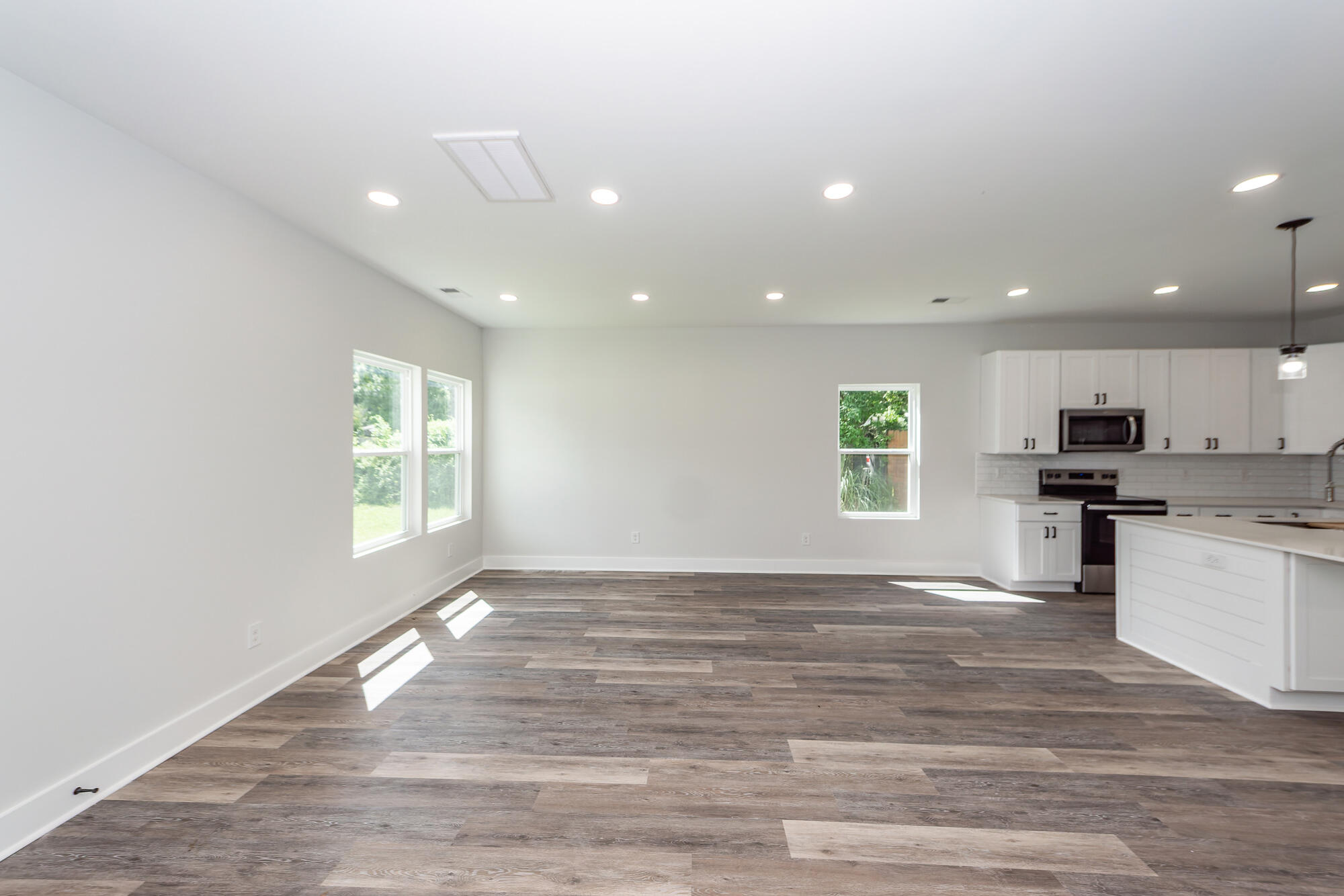 5889 North Rhett Avenue Hanahan, SC 29410 - Photo 6 of 50 03