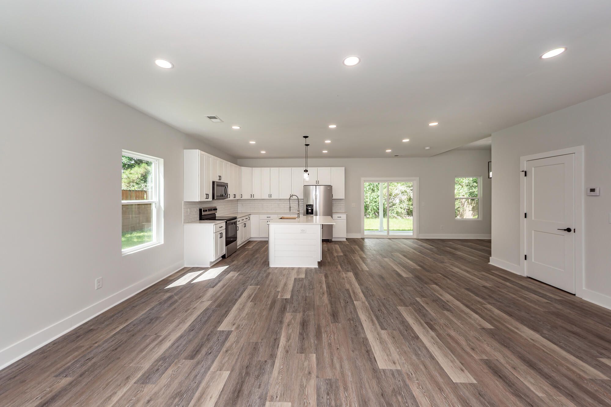 5889 North Rhett Avenue Hanahan, SC 29410 - Photo 9 of 50 05