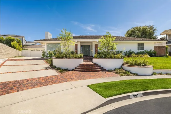 a view of a house with backyard and garden