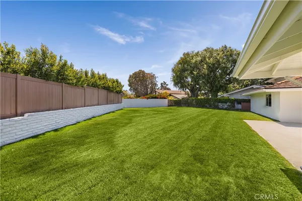 a view of a back yard