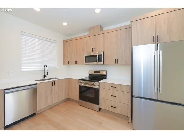$259,900 | 2385 Southeast 135th Avenue, Unit 8, Portland, OR 97233