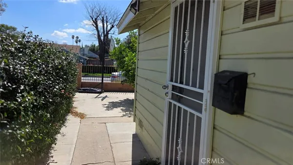 a view of a pathway of a house