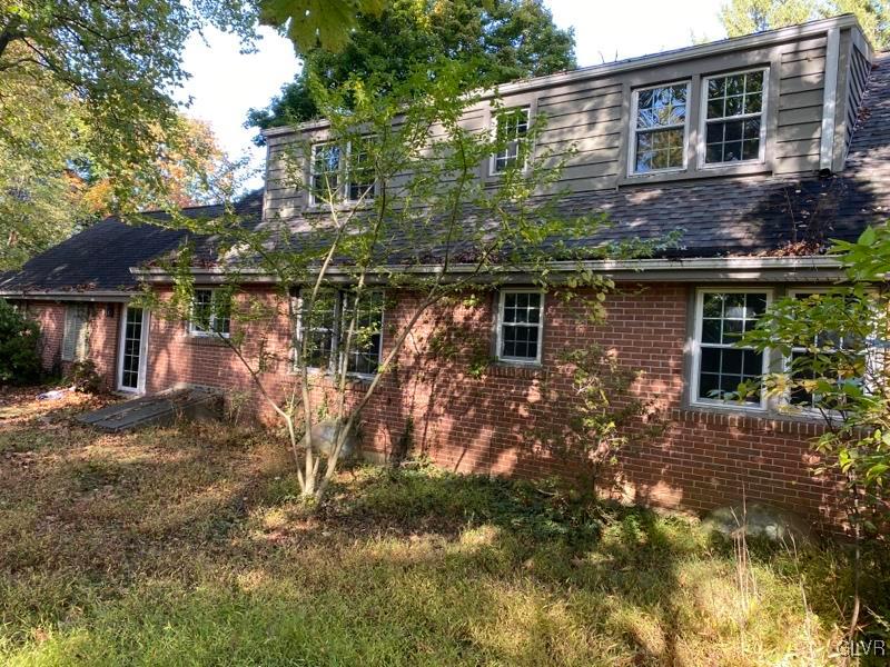 1029 Westgate Circle Bethlehem, PA 18017 - Photo 7 of 42 a backyard of a house with lots of green space