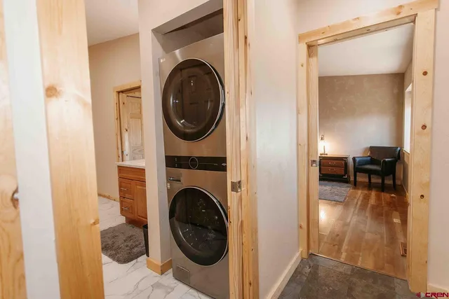 a view of a livingroom with washer and dryer