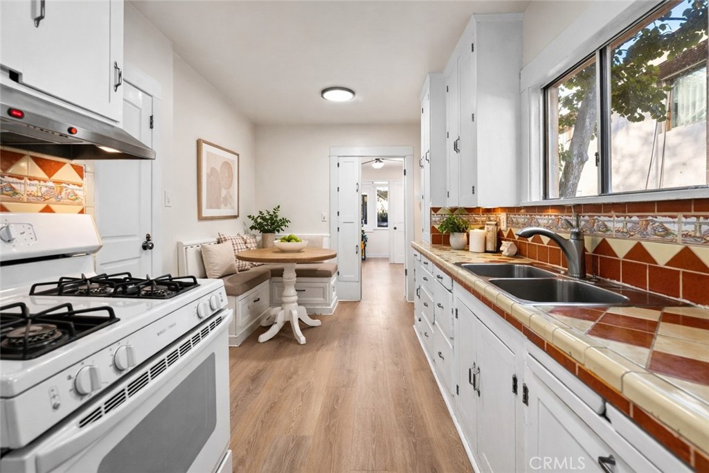 230 East Wilson Street Rialto, CA 92376 - Photo 7 of 33 Kitchen virtaully staged