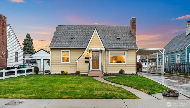 a view of a house with a backyard