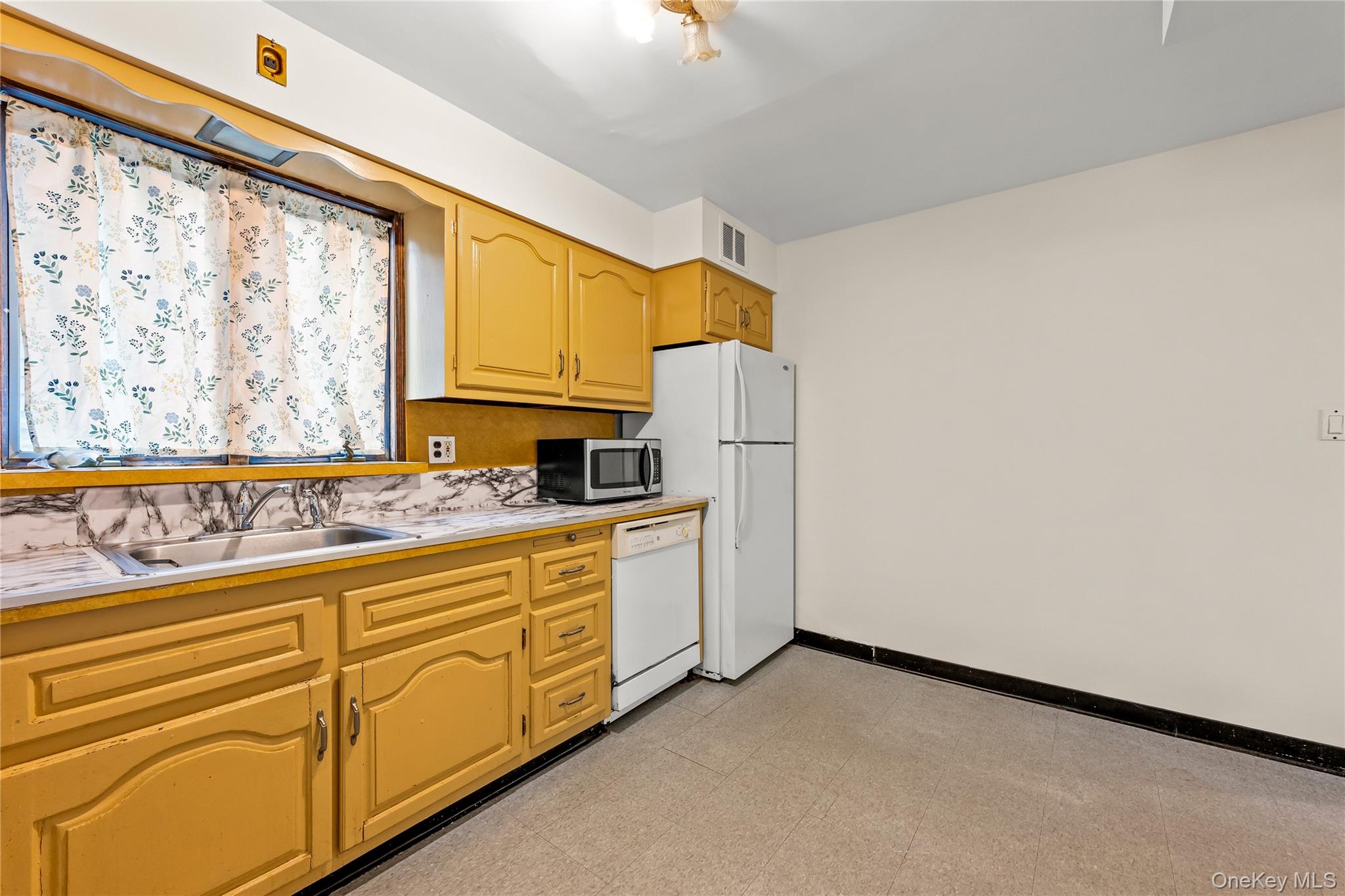 63 Bar Beach Road Port Washington, NY 11050 - Photo 5 of 20