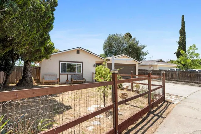 a view of a house with backyard and sitting area