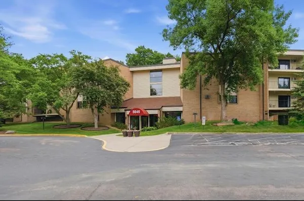 $178,900 | 5645 Green Cir Drive, Unit 305, Hopkins, MN 55343