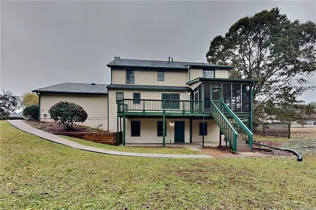 a view of a house with a yard