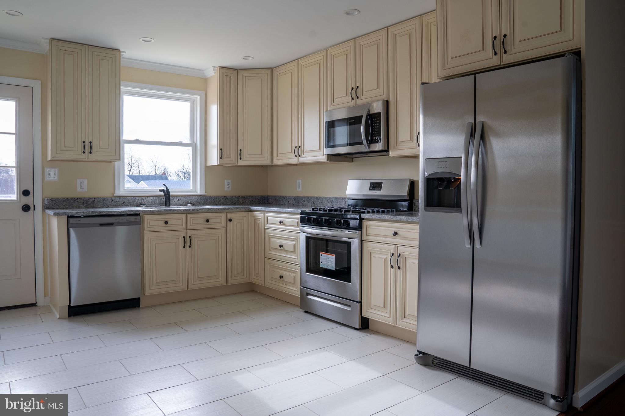305 Stillwater Road Baltimore, MD 21221 - Photo 11 of 35