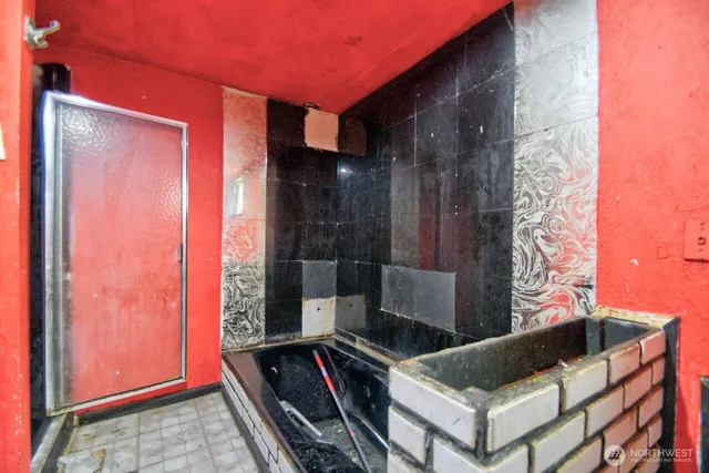 a view of a livingroom with an empty space and a ceiling fan