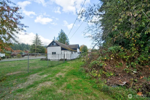 a view of a house with a backyard