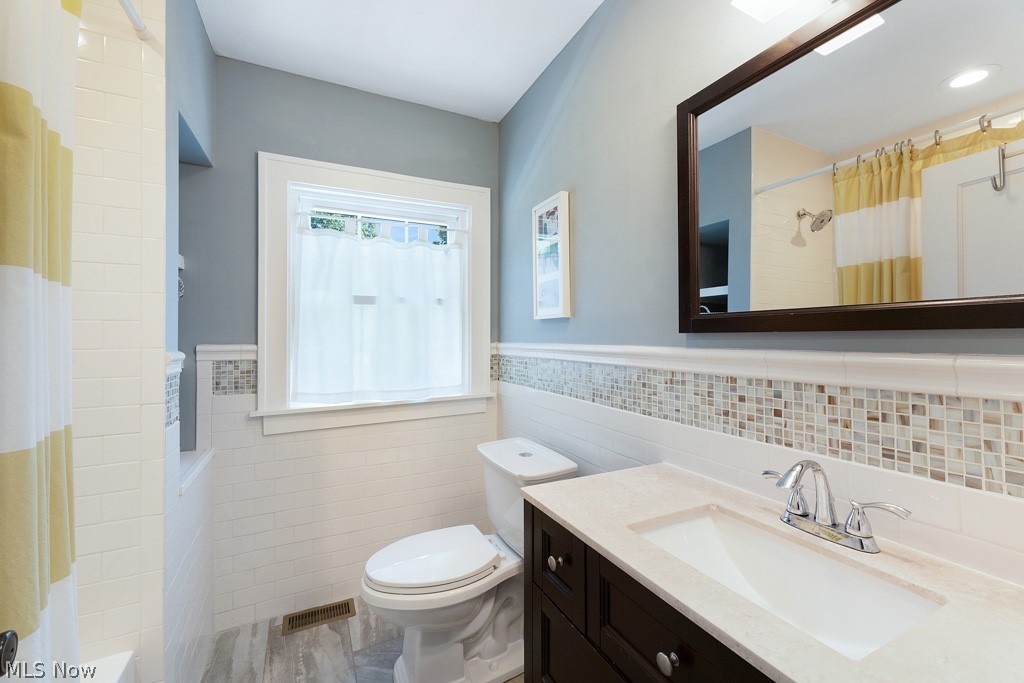 15907 Chadbourne Road Cleveland, OH 44120 - Photo 21 of 31 2nd floor updated full bath