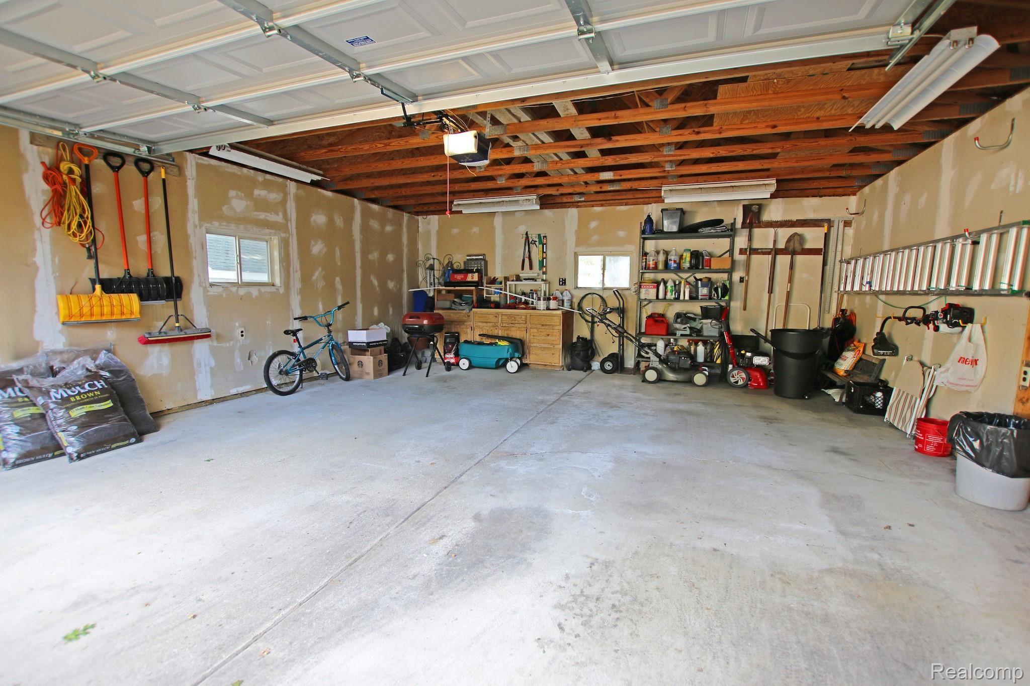 5825 Crescent Road Waterford, MI 48327 - Photo 35 of 44 35) Garage.jpg