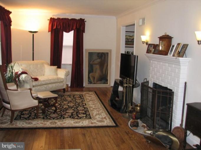 3207 Cofer Road Falls Church, VA 22042 - Photo 2 of 22 Living Room