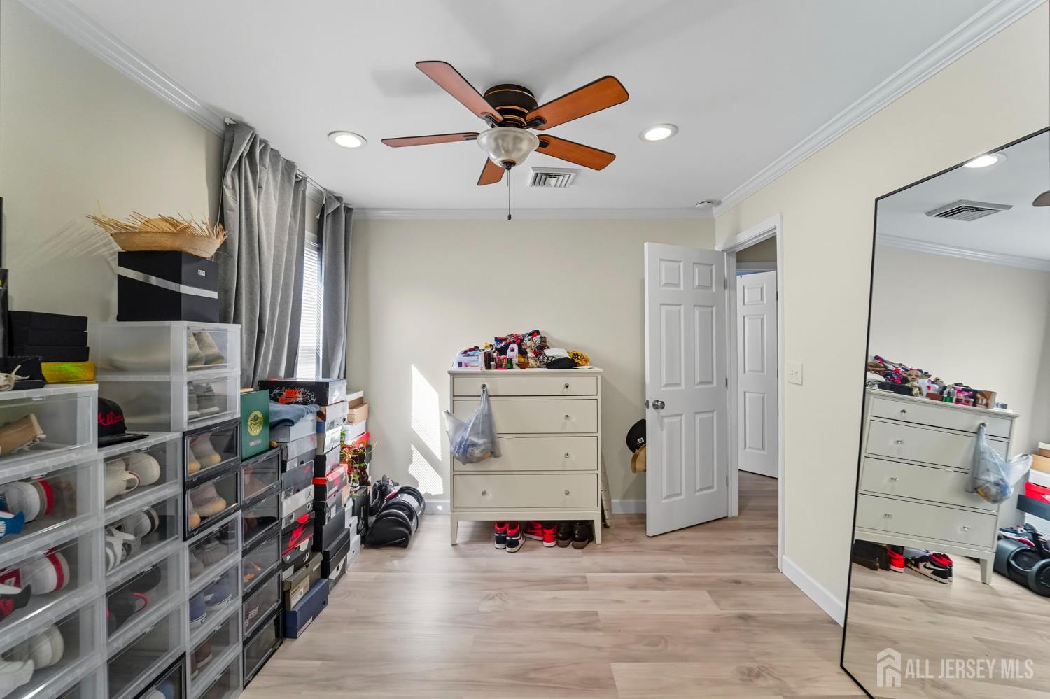122 3rd Street Middlesex, NJ 08846 - Photo 18 of 24 a workspace with furniture and white walls