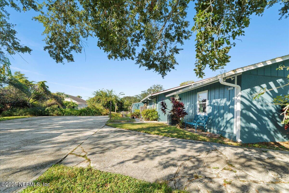 125 Rio Del Mar Street, Unit A St. Augustine, FL 32080 - Photo 25 of 30 a backyard of a house with lots of green space