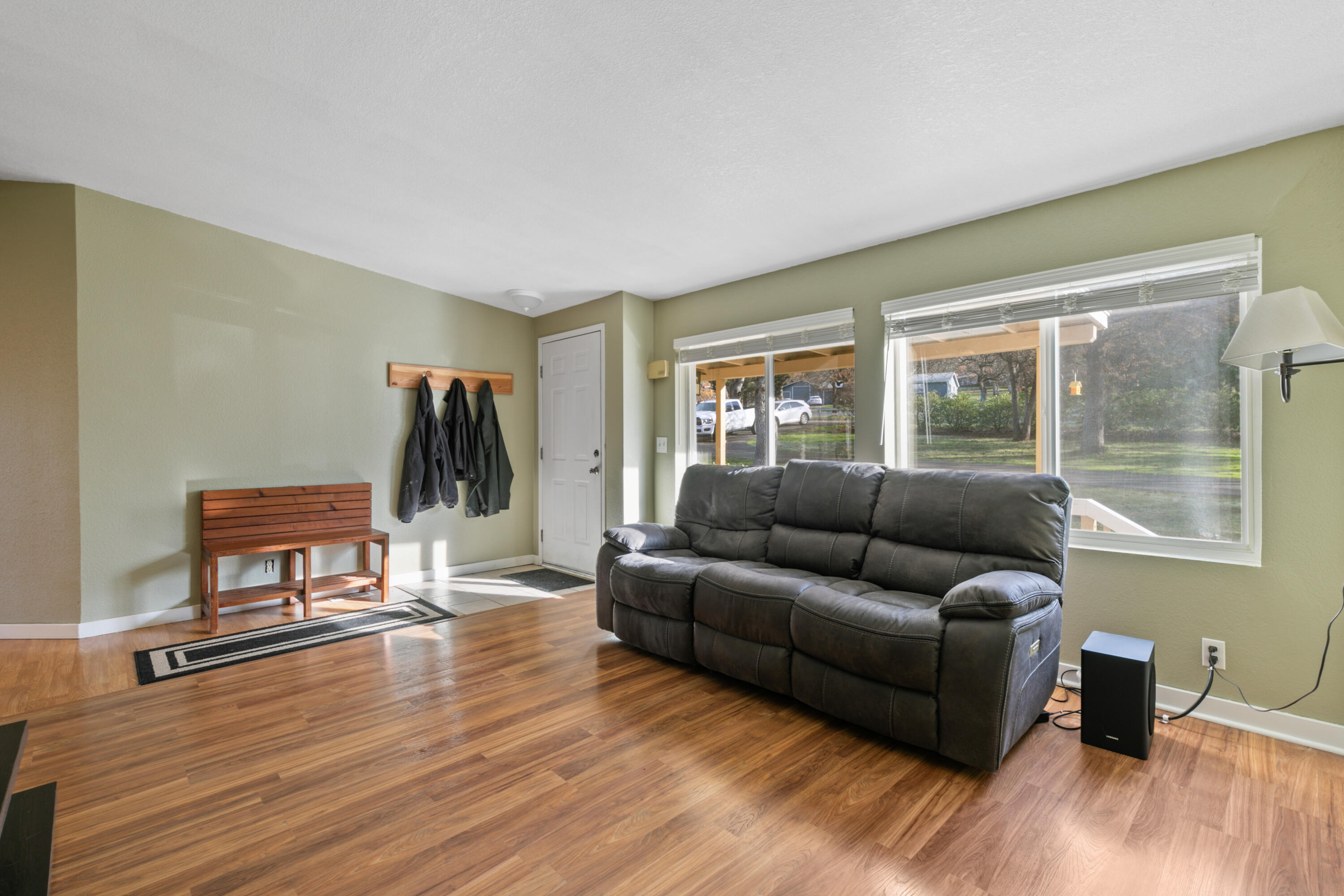 21 Anna Laura Road Jacksonville, OR 97530 - Photo 6 of 30 front living room