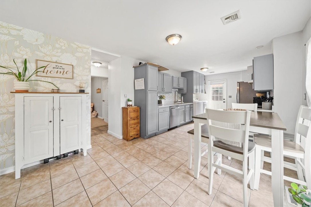 28 Paige Drive Coventry, RI 02816 - Photo 7 of 34