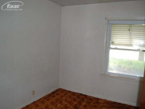 1318 Pierson Road Flint, MI 48505 - Photo 16 of 25 20421466-15.JPG