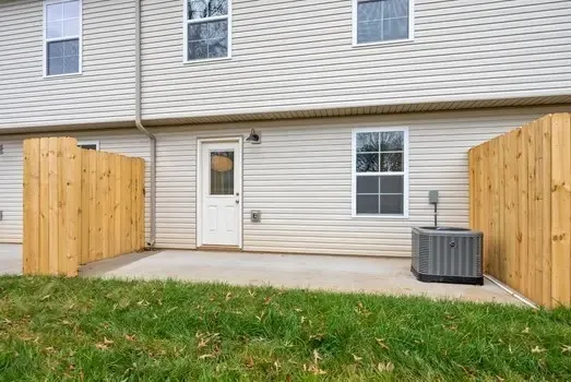a view of back yard of the house