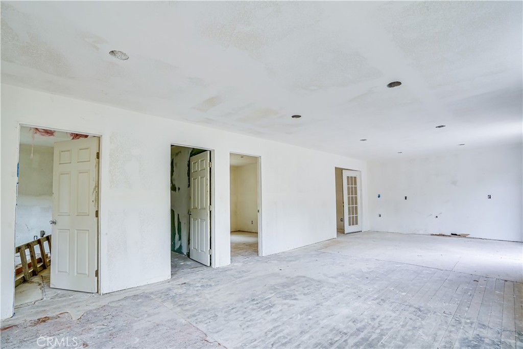 12055 Kagel Canyon Road Sylmar, CA 91342 - Photo 4 of 14 an empty room with closet