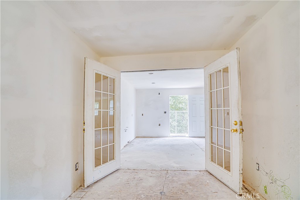 12055 Kagel Canyon Road Sylmar, CA 91342 - Photo 10 of 14 an empty room with windows