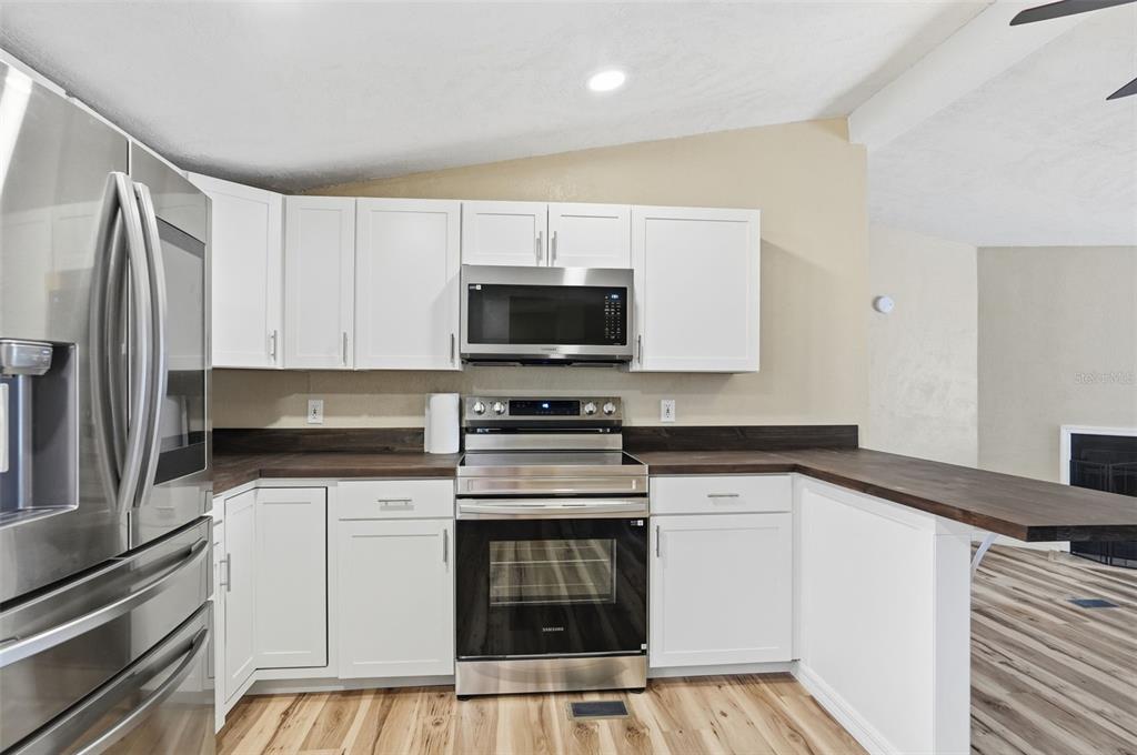 27080 Hiawatha Boulevard Brooksville, FL 34601 - Photo 10 of 39 a kitchen with a stove microwave and refrigerator