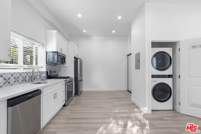 $1,995 | 12233 Killion Street, Valley Village, CA 91607