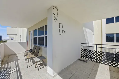 $289,900 | 401 Golden Isles Drive, Unit 1009, Hallandale Beach, FL 33009