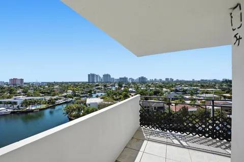 $289,900 | 401 Golden Isles Drive, Unit 1009, Hallandale Beach, FL 33009
