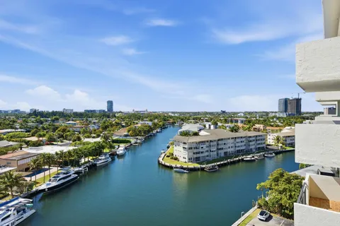 $289,900 | 401 Golden Isles Drive, Unit 1009, Hallandale Beach, FL 33009