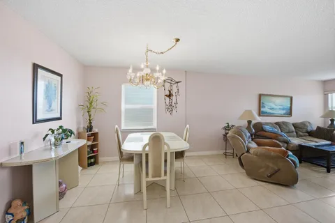 $289,900 | 401 Golden Isles Drive, Unit 1009, Hallandale Beach, FL 33009