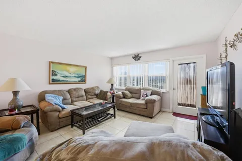 $289,900 | 401 Golden Isles Drive, Unit 1009, Hallandale Beach, FL 33009
