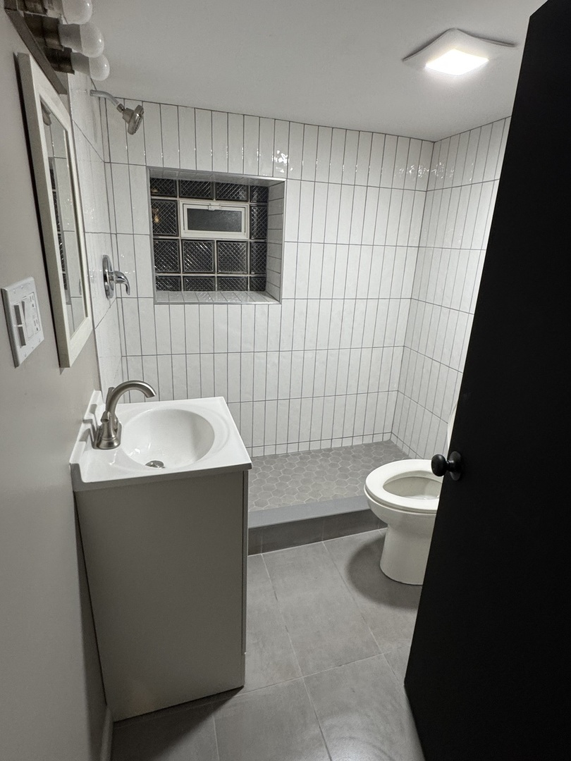 6840 South Champlain Avenue, Unit G Chicago, IL 60637 - Photo 9 of 11 a bathroom with a sink toilet and shower