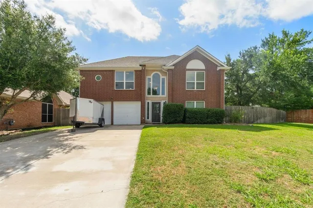 $399,999 | 4548 Queenswood Drive, Grand Prairie, TX 75052