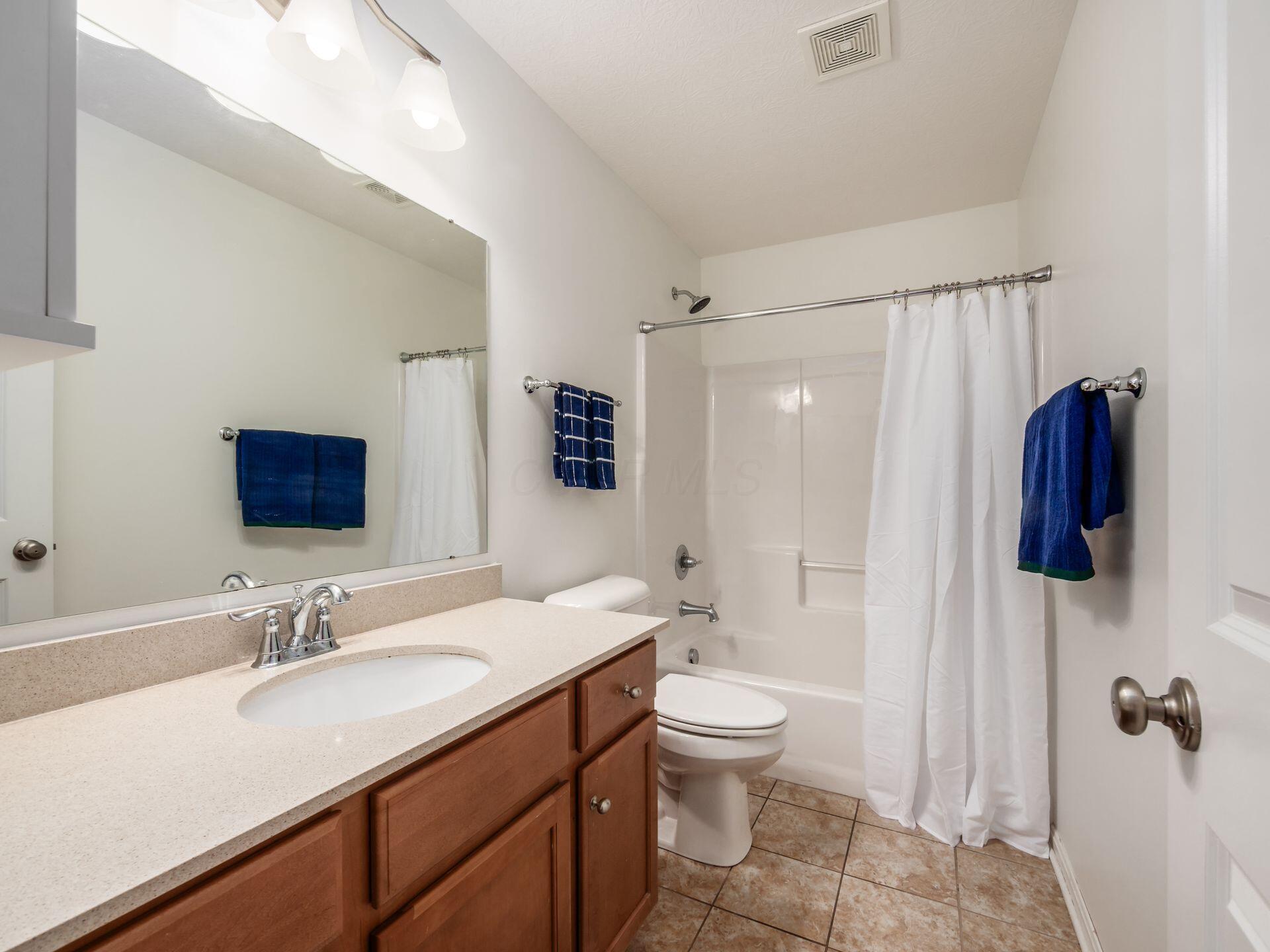 655 East Beaumont Road Columbus, OH 43214 - Photo 19 of 37 Primary En-Suite Full Bath
