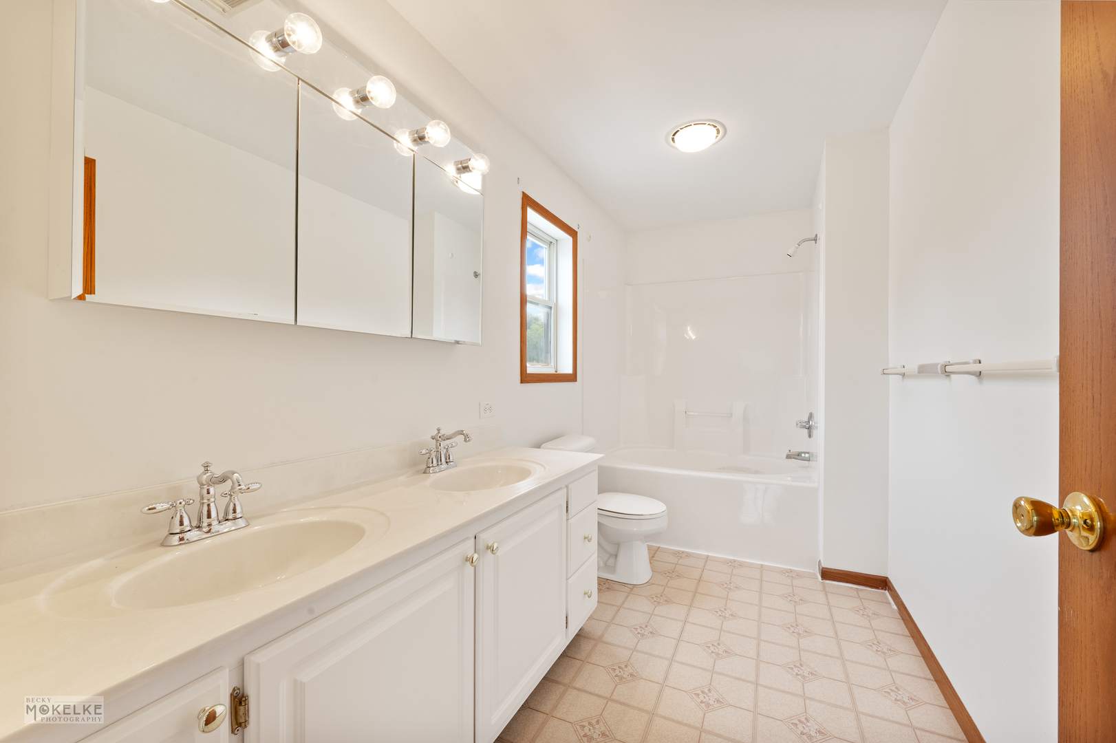 8124 A Finnie Road Newark, IL 60541 - Photo 23 of 33 a bathroom with a sink toilet a tub and shower