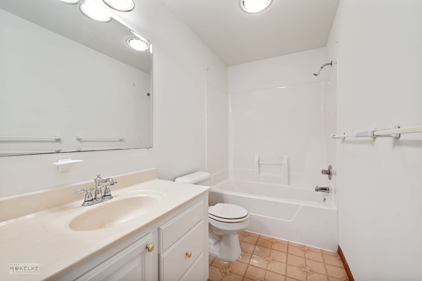 8124 A Finnie Road Newark, IL 60541 - Photo 26 of 33 a bathroom with a sink a toilet and shower